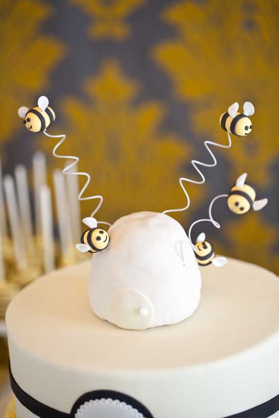 bee-baby-shower-cake-topper